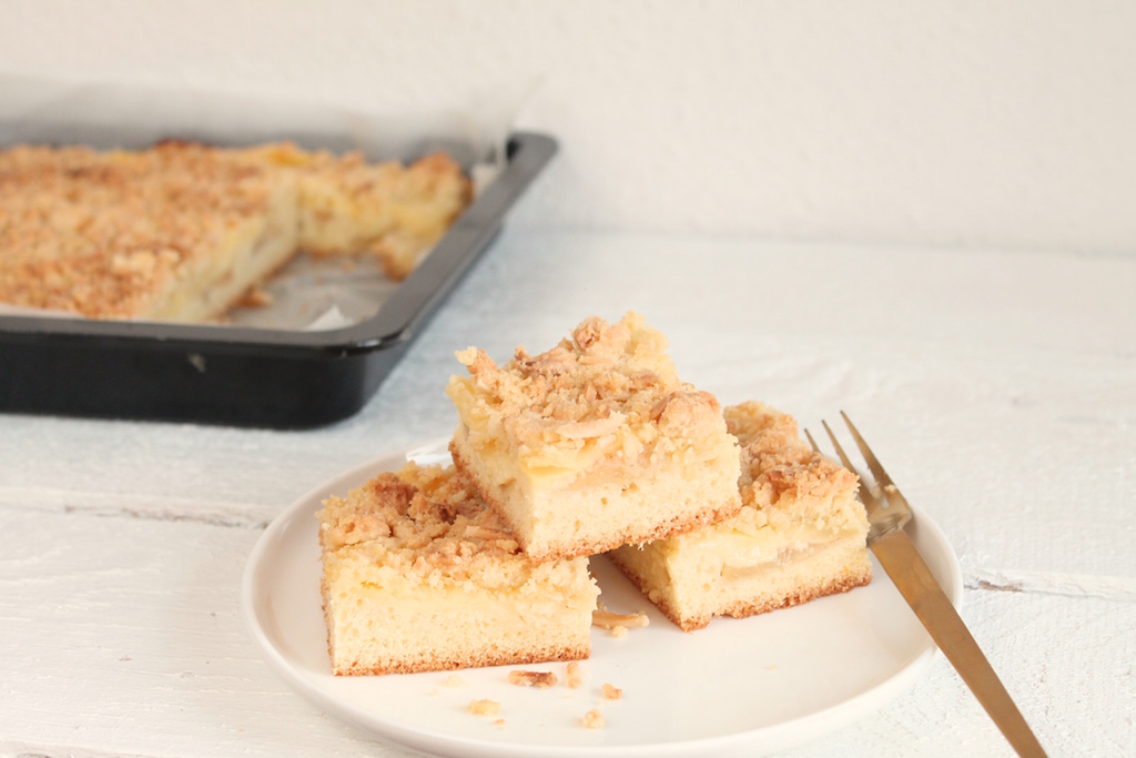 Apfelkuchen mit Vanillepudding und Streusel