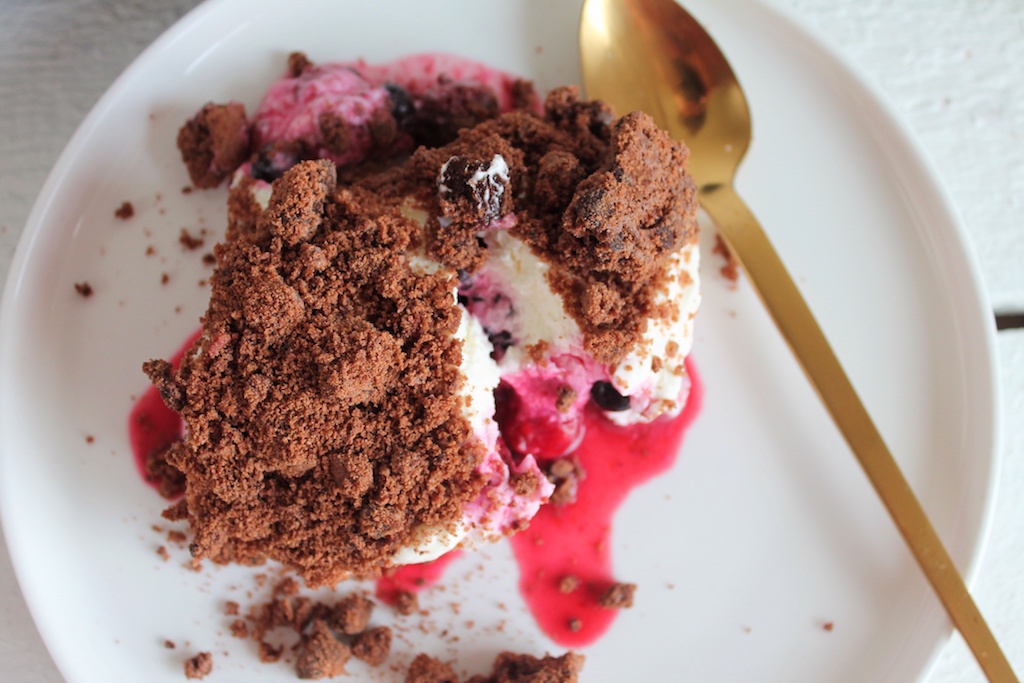 Schnelle Nachspeise mit Beeren und Quark