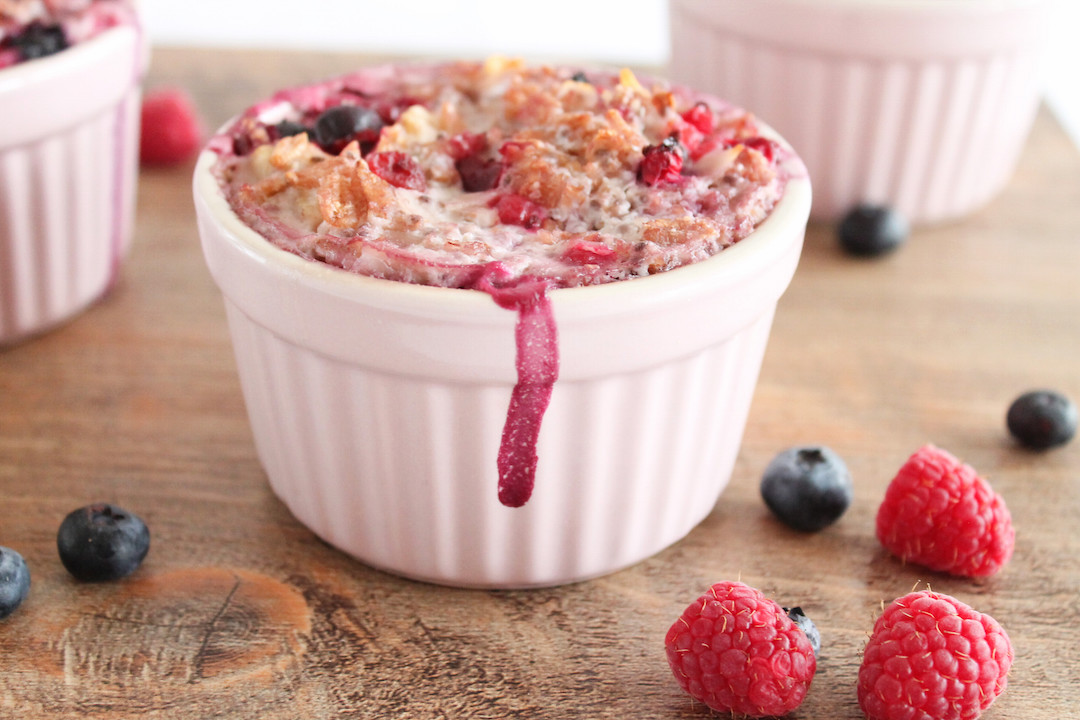 Baked Oatmeal mit Banane und Waldfrucht