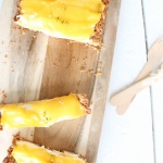 Gelbe Mango-Tarte mit knusprigem Müsliboden