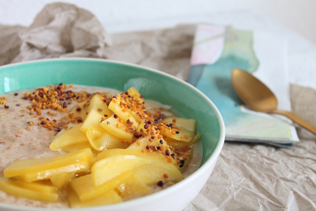 Cremiges Oatmeal mit karamellisierter Mango