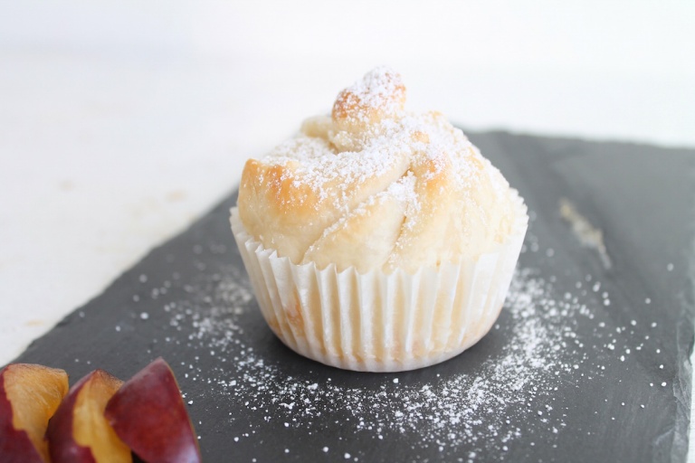 Süße Blätterteigpäckchen mit Zwetschgen und Quarkcreme