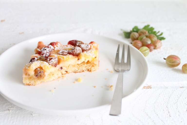 Schneller Stachelbeer-Blechkuchen mit Vanille und Kokos Schneller Stachelbeer-Blechkuchen mit Vanille und Kokos