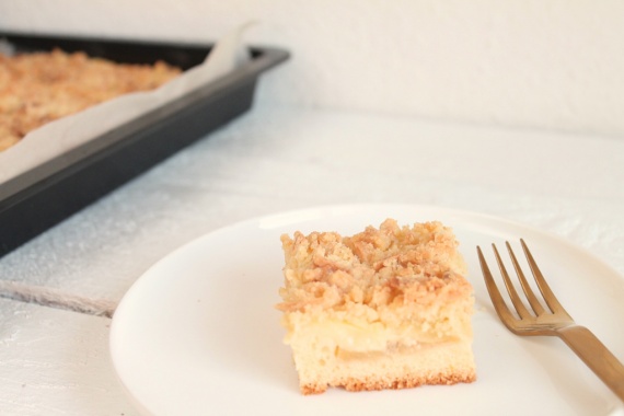 Apfelkuchen mit Vanillepudding und Streuseln