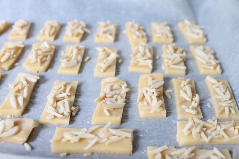 Weihnachtsplätzchen - Mandelstangen mit Schokolade - Mandelplätzchen